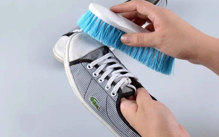 cleaning shoes for nail fungus